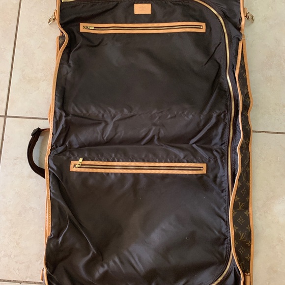 Louis Vuitton - Picture 3 of 9